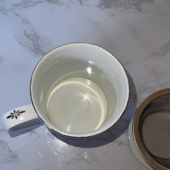 Tea Cup with Strainer and Lid Stylized Graphics - Picture 7 of 11